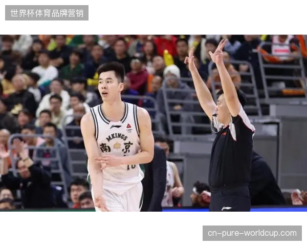 山东男篮休赛期率先启动阵容优化，清理边缘球员合同空间为核心续约做准备
